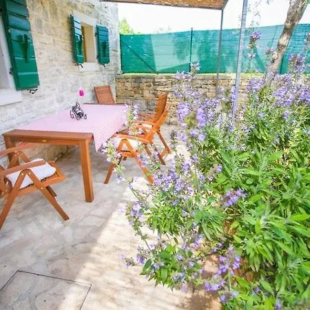 Abortolami With Pool And Garden